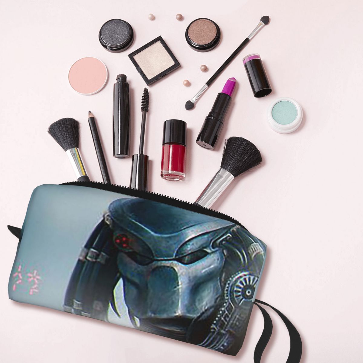 Predator Wallpaper Makeup Bag  - Beauty Makeup Wallpaper recension och pris