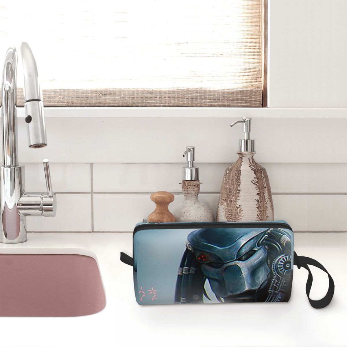 Predator Wallpaper Makeup Bag  - Beauty Makeup Wallpaper recension och pris